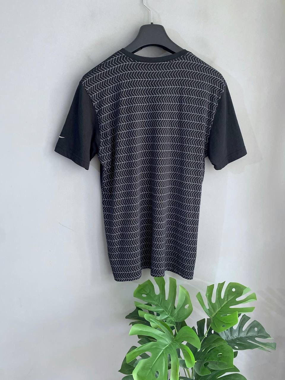 Nike Nike RF Roger Federer V-Neck Cotton Tennis T-Shirt, Size M Size US M / EU 48-50 / 2 - 7 Thumbnail