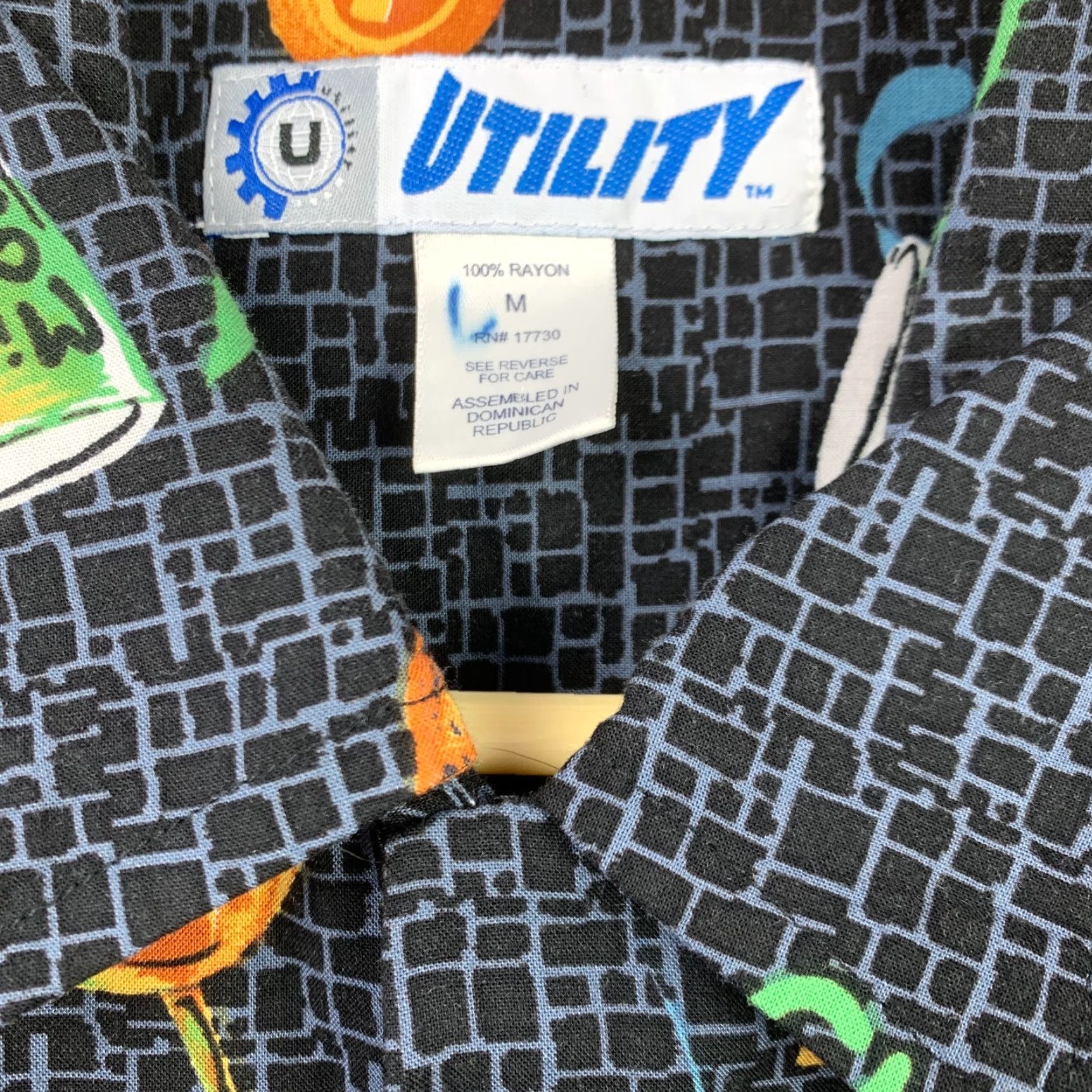 Vintage VINTAGE Utility Shirt Medium 1990s Tiki Allover Print Camp Skate Short Sleeve Black Rock Grunge Football Concert Keywords Size US M / EU 48-50 / 2 - 3 Thumbnail