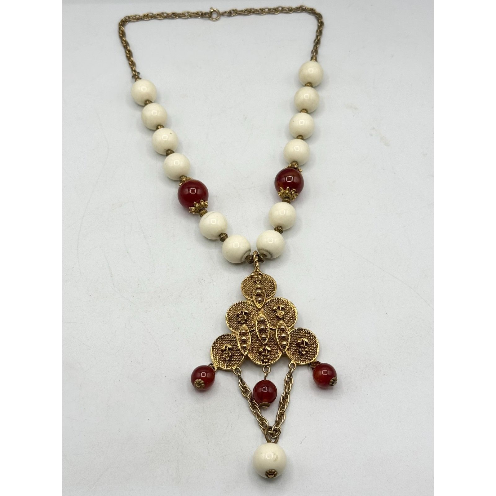 Vintage Vintage white and red beaded gold brutalist pendant necklace Size ONE SIZE - 5 Thumbnail