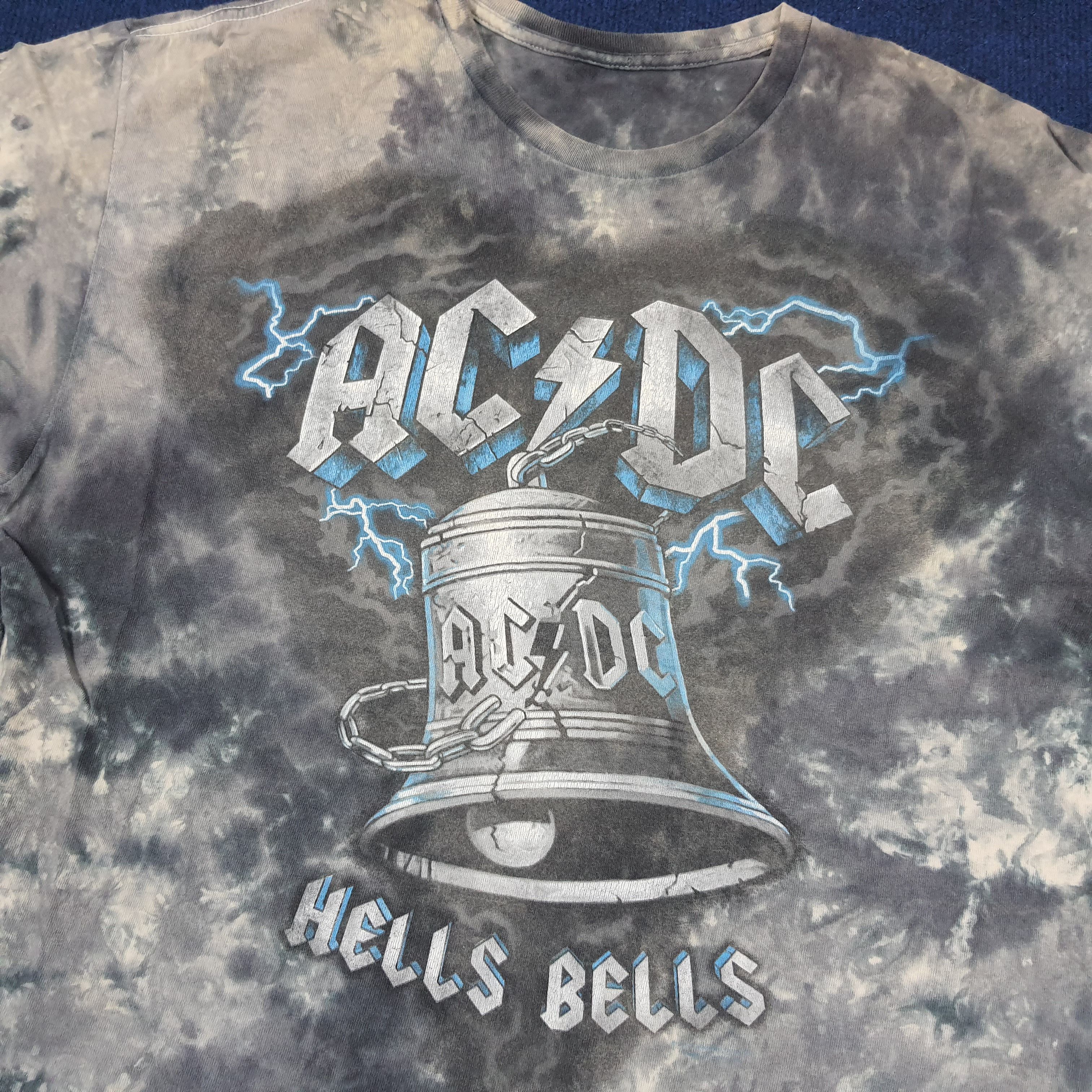 Band Tees × Vintage Vintage AC/DC Hells Bells Black in Black Album Tshirt Size US XL / EU 56 / 4 - 2 Thumbnail