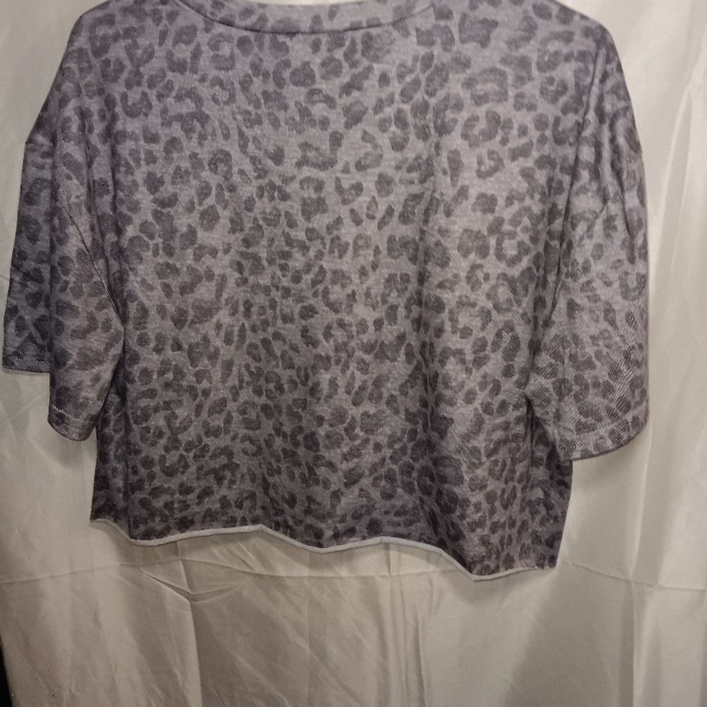 Shein Shein, gray leopard print top, cropped, womens M, euc Size L / US 10 / IT 46 - 6 Thumbnail