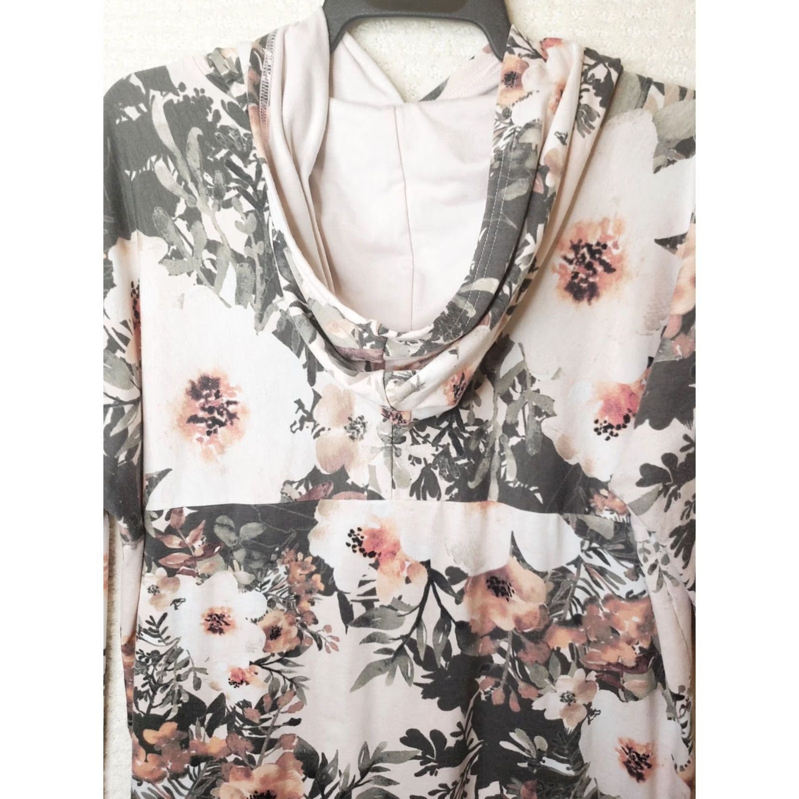 Vintage LuLaRoe Women's 2XL Pink Gray Floral Hoodie Long Sleeve Round Neck Kangaroo Pockets Pullover Hoodie Casual Womens Size XXL / US 16-18 / IT 52-54 - 7 Thumbnail