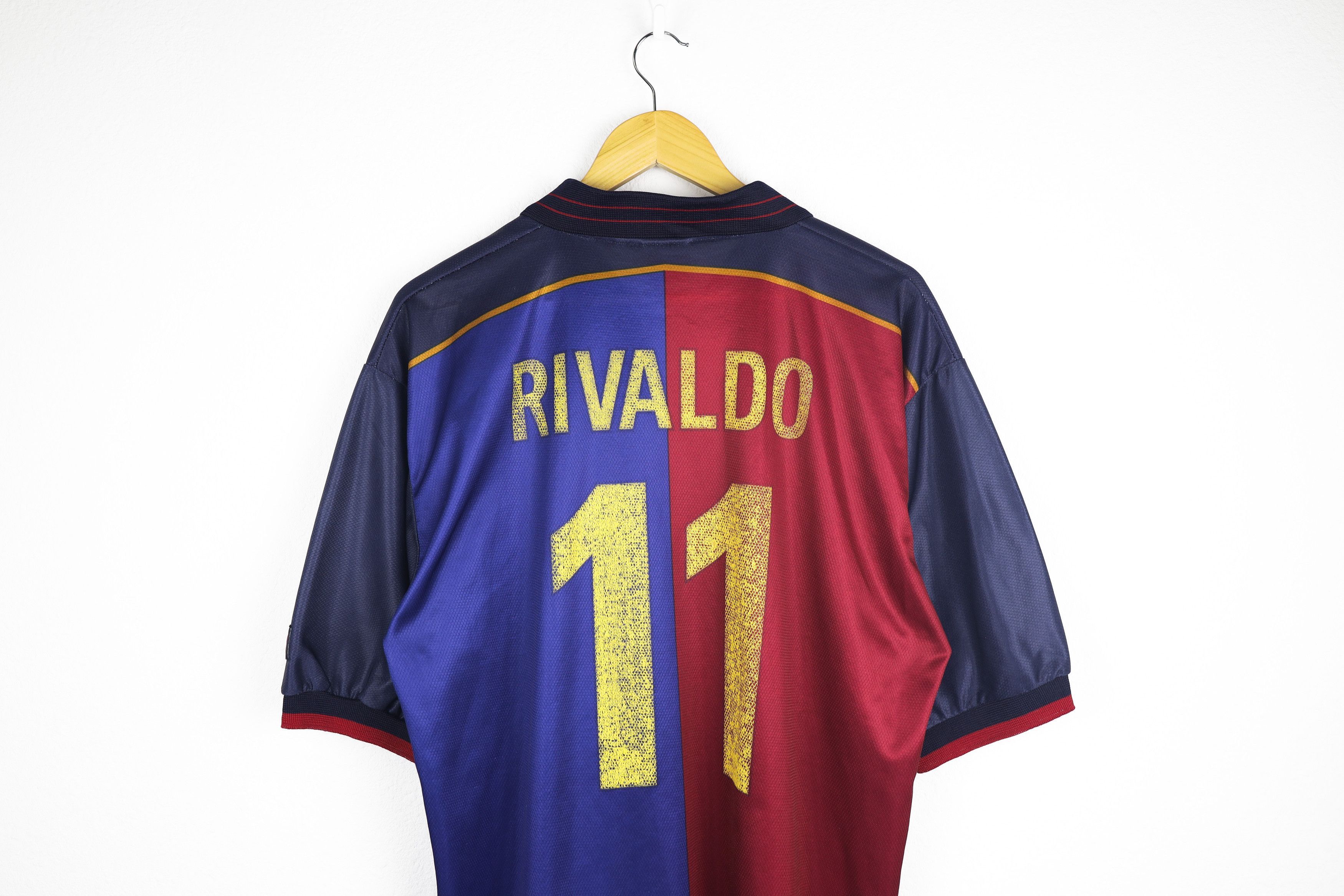 Vintage Vintage F.C. Barcelona "Rivaldo" 1999 Soccer Jersey T-shirt Size US XL / EU 56 / 4 - 9 Thumbnail