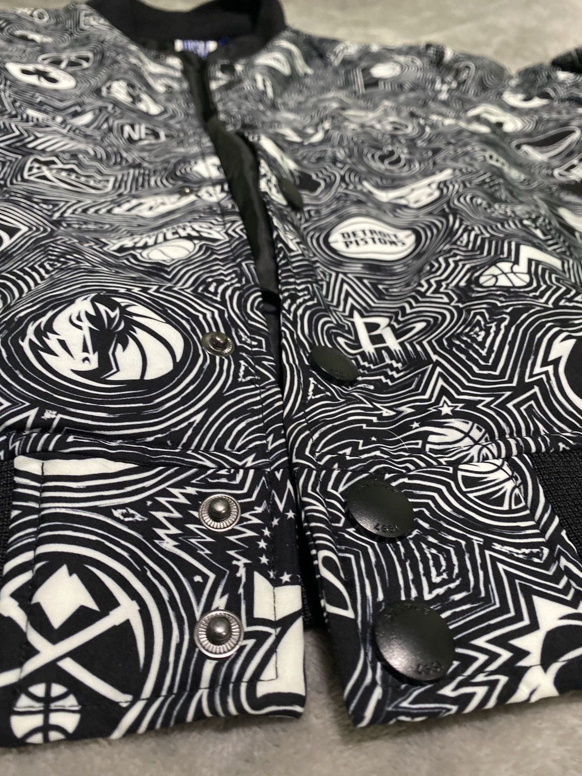 NBA NBA Staple All-Over Logo Print Snap-Button Jacket XL Size US XL / EU 56 / 4 - 2 Thumbnail