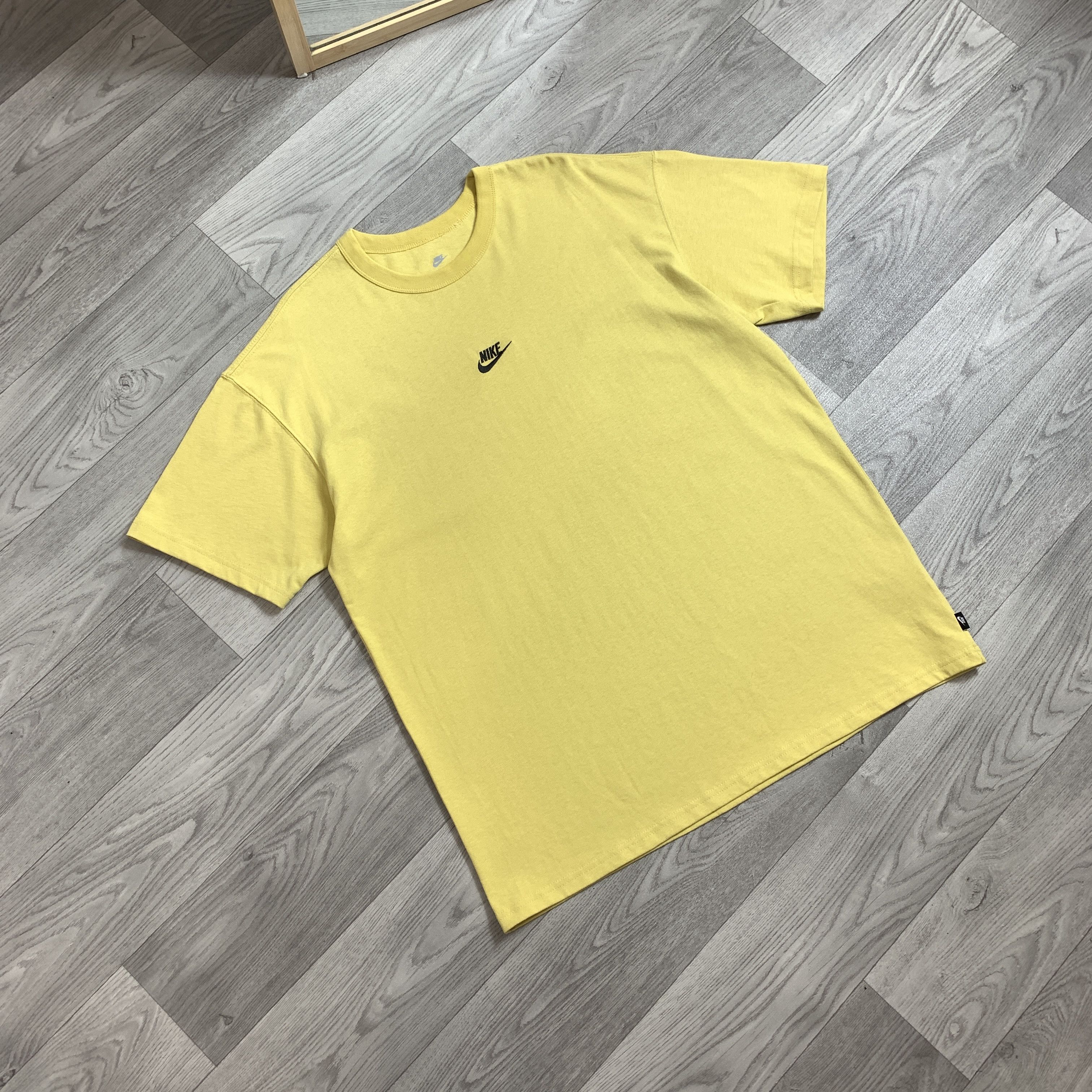Nike Nike NSW Premium Centre Swoosh Yellow Oversize Tee Shirt L Size US L / EU 52-54 / 3 - 2 Thumbnail
