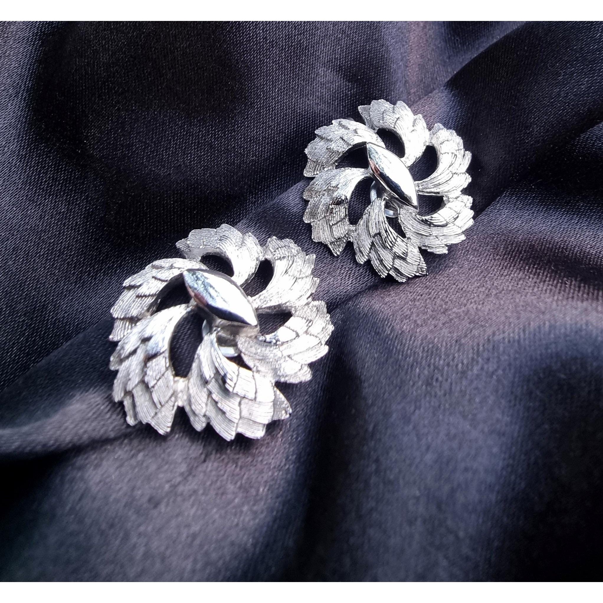 Other Vintage CORO Signed Flower Silver Toned Patern Clip On Earri Size ONE SIZE - 1 Thumbnail