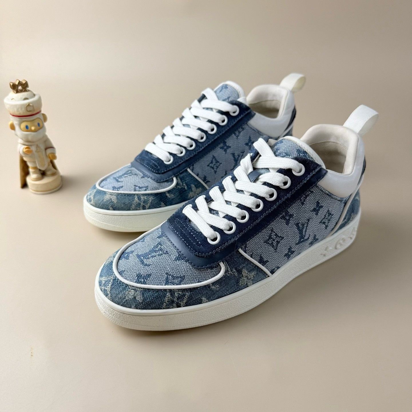 Louis Vuitton LV White Blue Print Lace-up Sneakers Size US 4.5 / IT 34.5 - 1 Thumbnail
