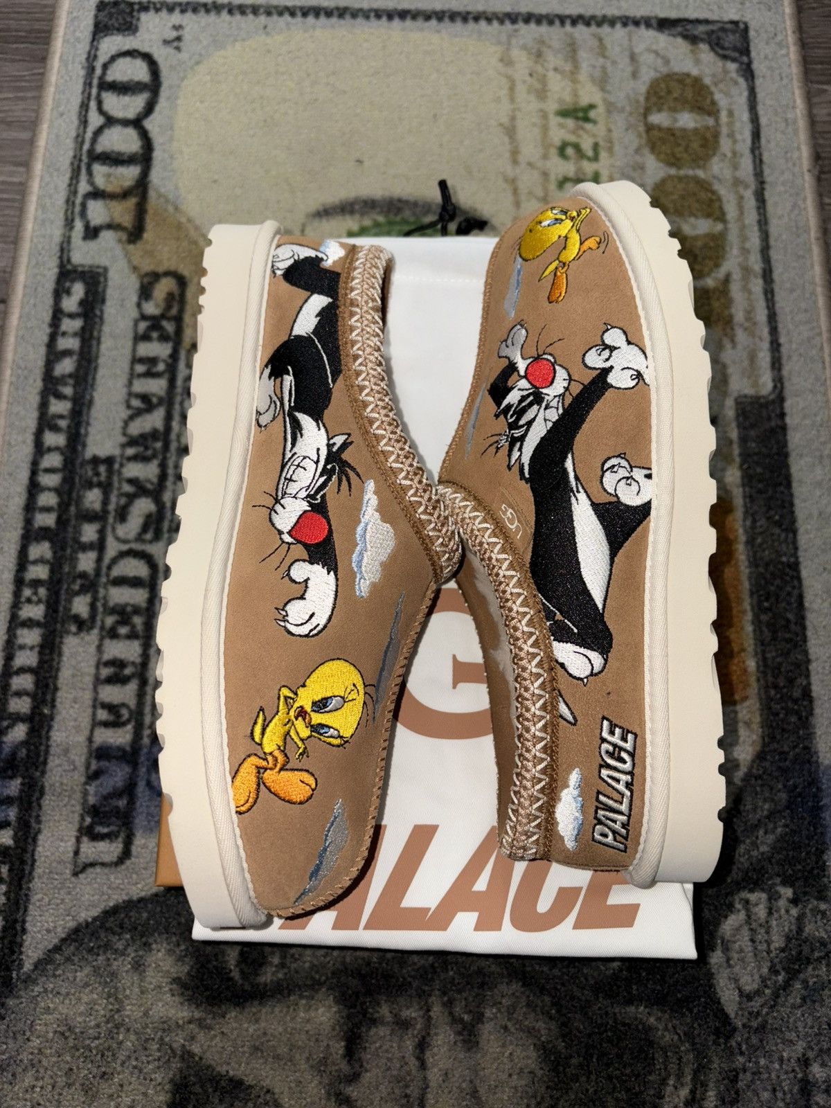 Palace × Ugg Palace UGG Tasman Slipper Looney Tunes Chestnut Size US 8 / EU 41 - 2 Thumbnail