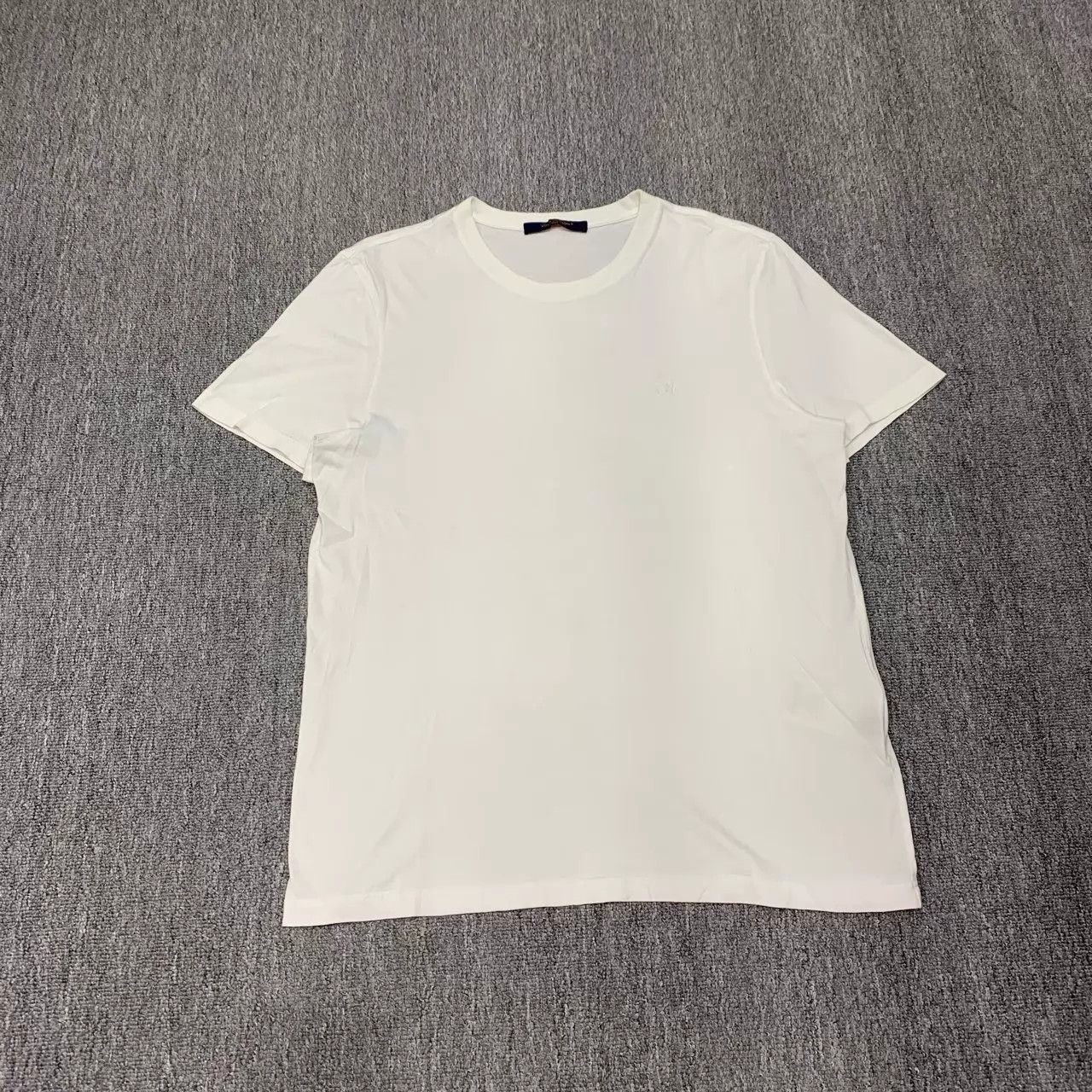 Louis Vuitton LV White Embroidered Mini Logo Short Tee L 95 New Size L / US 10 / IT 46 - 1 Thumbnail