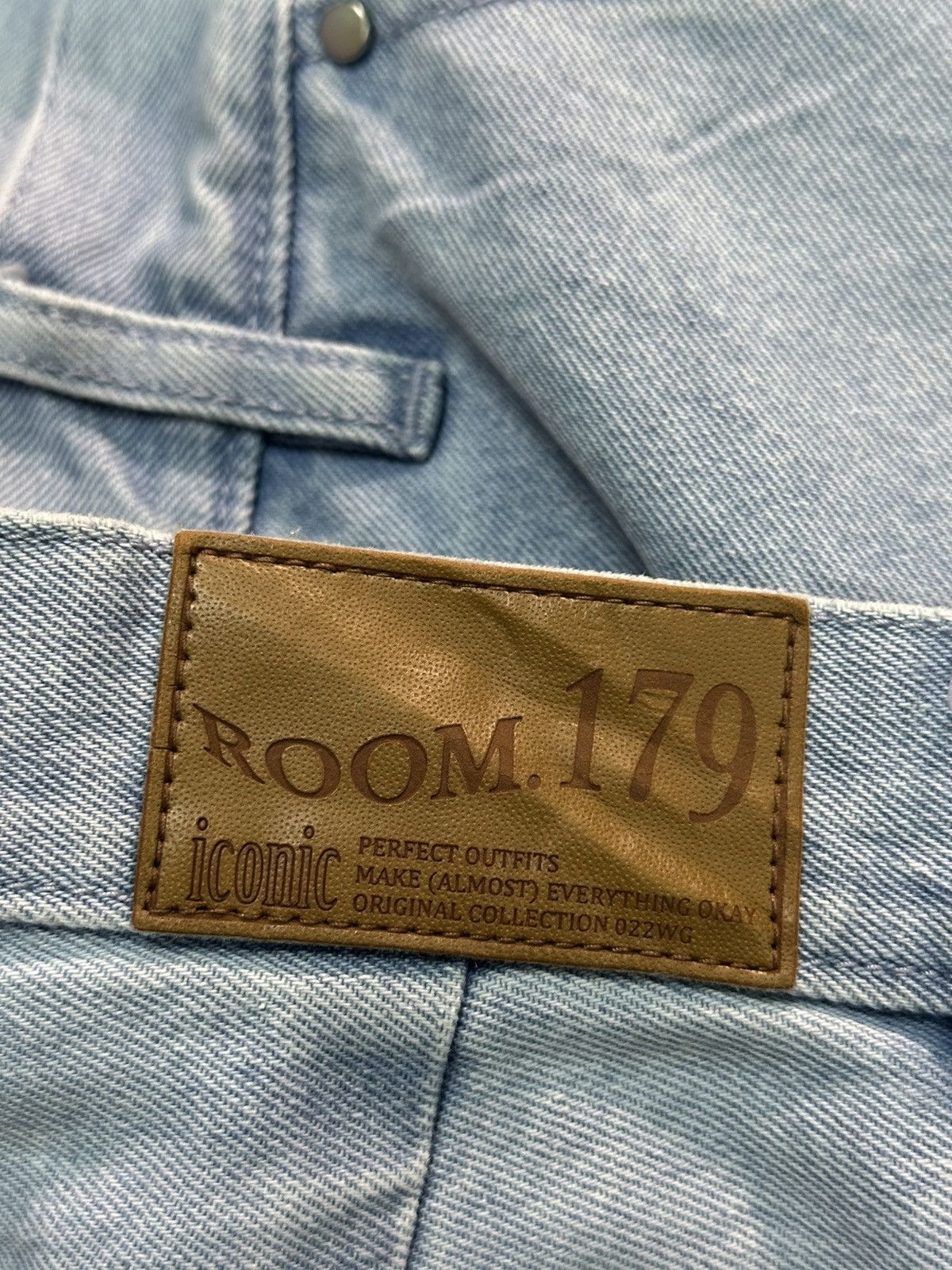 Le Grande Bleu (L.G.B.) Unbrand Light Washed Twist Legs. Size 28" / US 6 / IT 42 - 6 Thumbnail