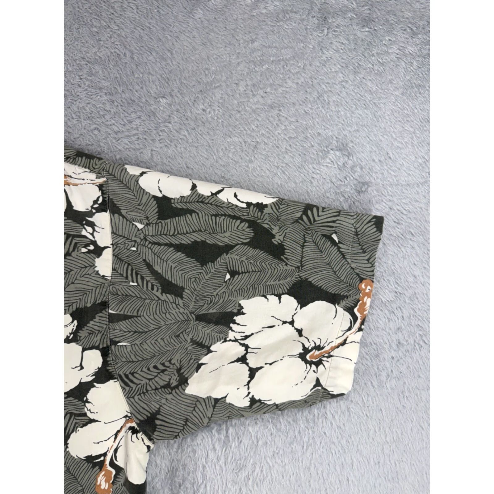 Tommy Bahama VINTAGE Tommy Bahama Shirt Men XL Gray Palm Hibiscus Rayon Hawaiian Button-Up Casual, Resort, Aloha Theme Mens Size US XL / EU 56 / 4 - 2 Thumbnail