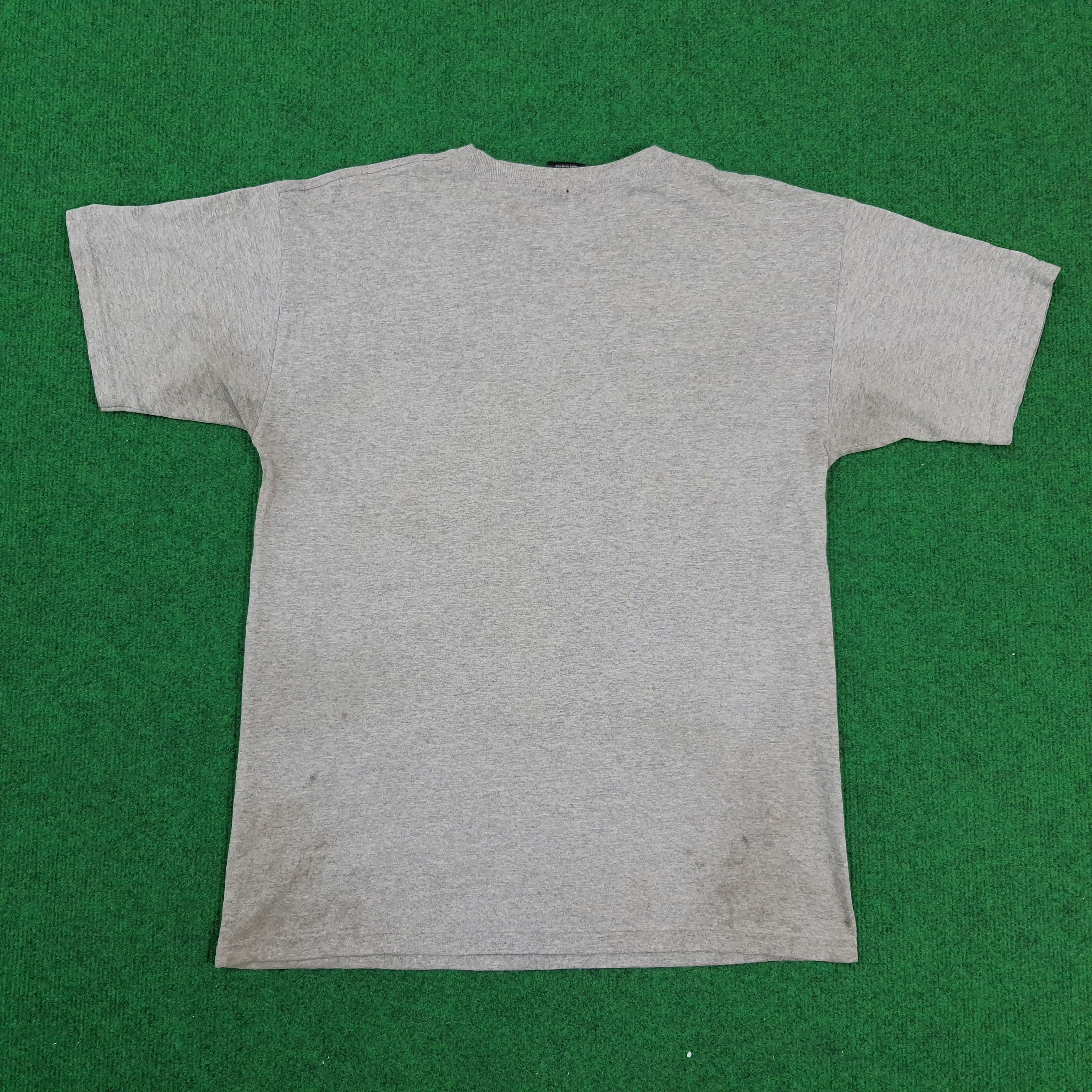 Obey × Vintage Vintage Obey Streetwear American Brand Photo Tee Tshirt Size US M / EU 48-50 / 2 - 3 Thumbnail