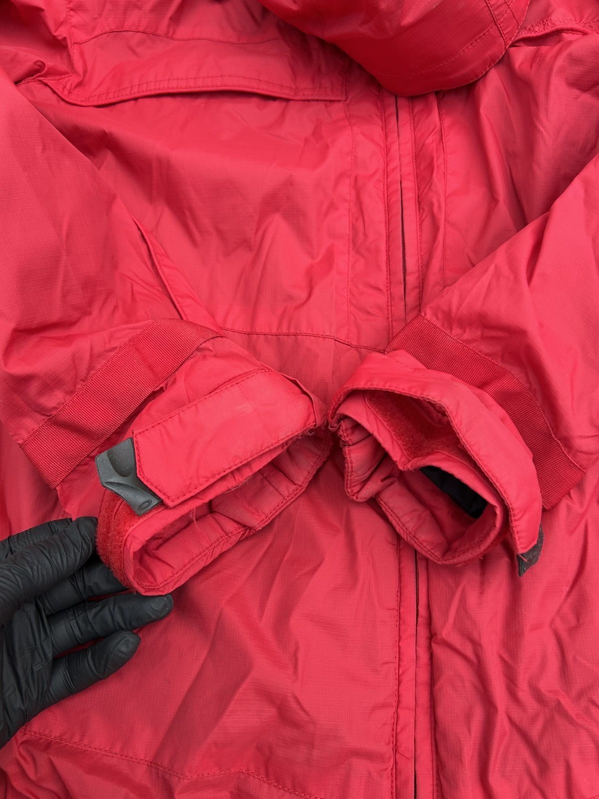Oakley Oakley Vintage red Hooded Windbreaker Jacket with big Logo Size US S / EU 44-46 / 1 - 16 Thumbnail