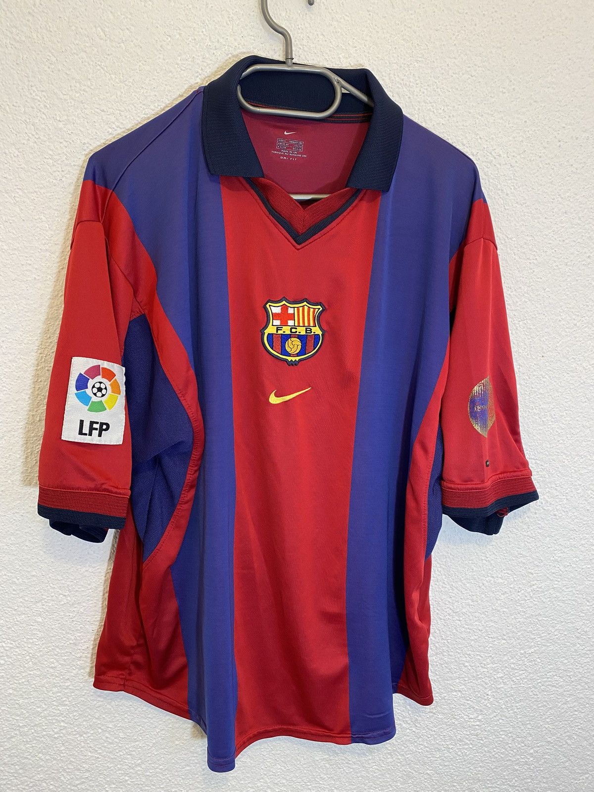 Other Barcelona 2000 2001 Home Football Shirt Nike Jersey Size L Size US L / EU 52-54 / 3 - 1 Thumbnail