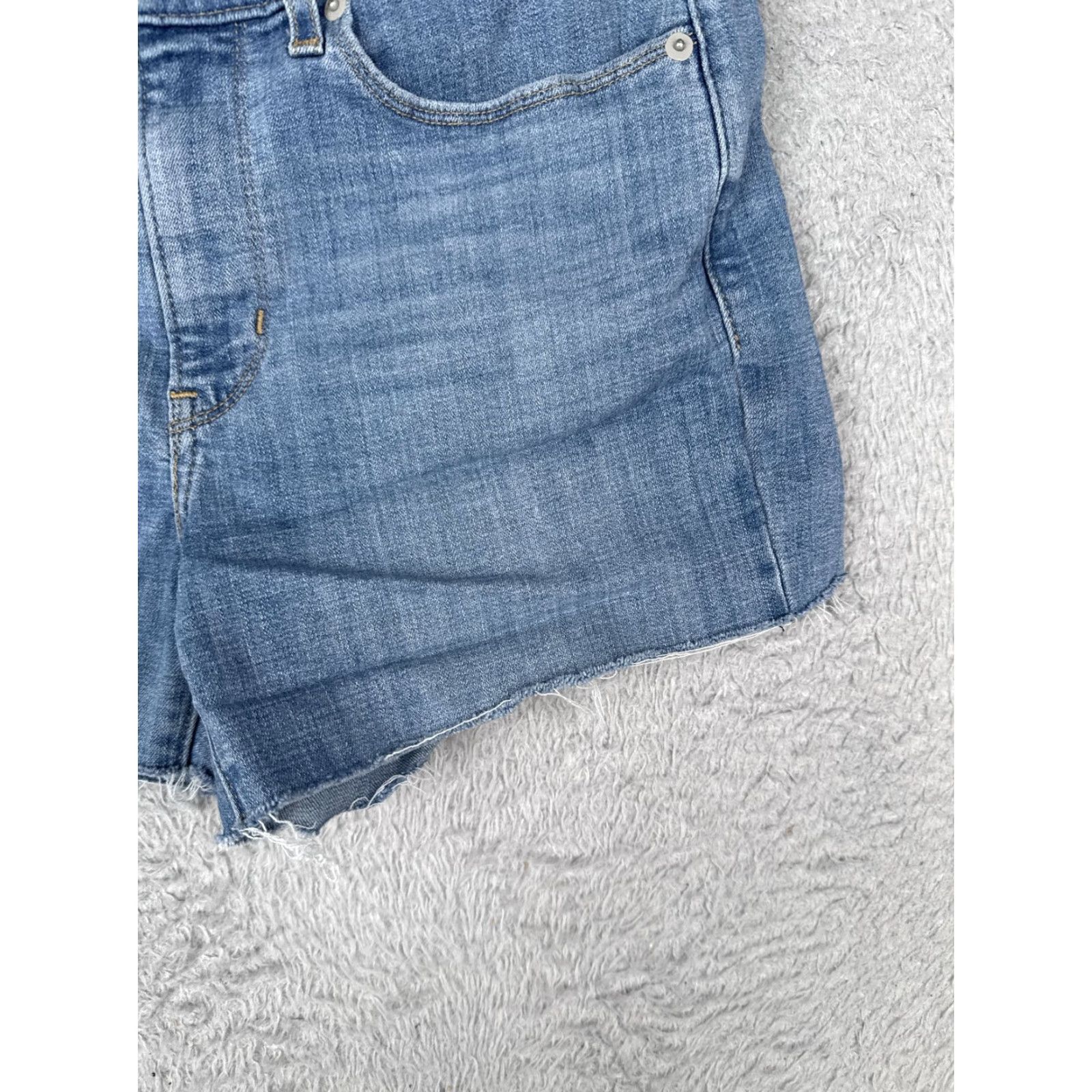 Levi's Levi's Women's Classic Straight Jean Shorts Blue Denim 27x3 Mid Rise 5-Pocket Cut-Off Raw Hem Zip Fly Button Closure Machine Washable Size 27" / US 4 / IT 40 - 2 Thumbnail