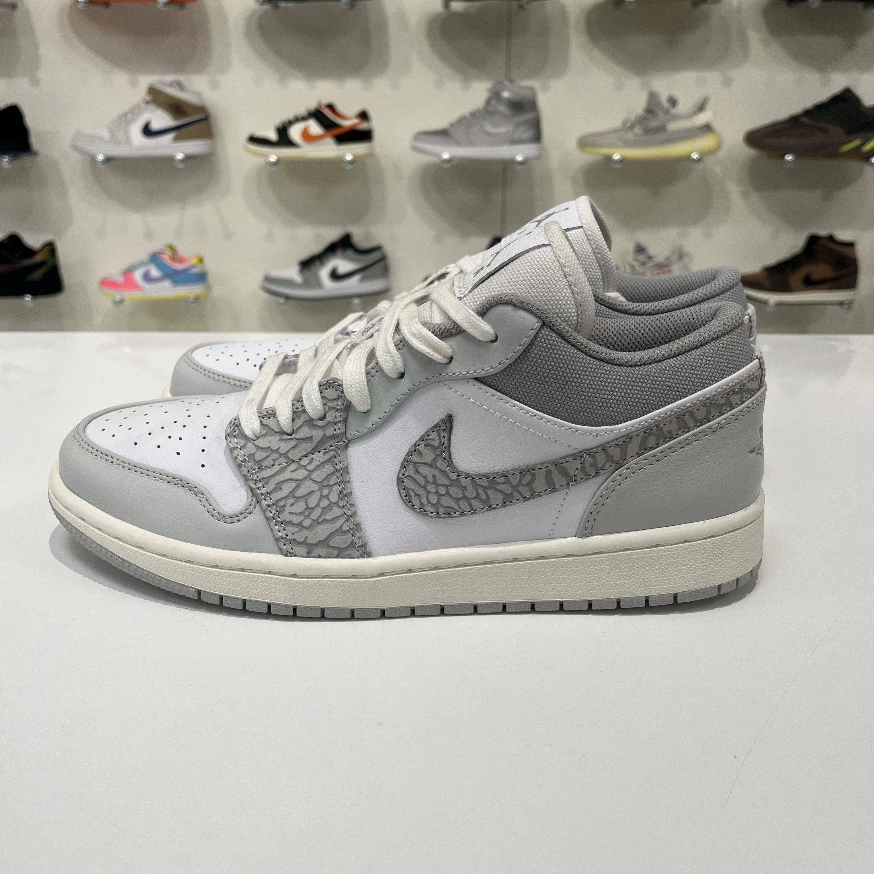 Nike Air Jordan 1 Low Prm Smoke Grey Elepant Size US 10 / EU 43 - 2 Thumbnail