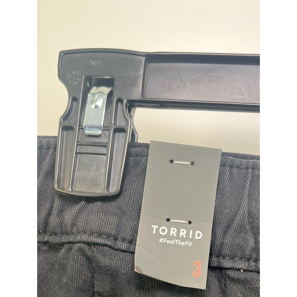 Torrid NWT Torrid 3.5” Pull-On Weekend Stretch Twill Stretch Short Size 40" / US 18 - 6 Thumbnail