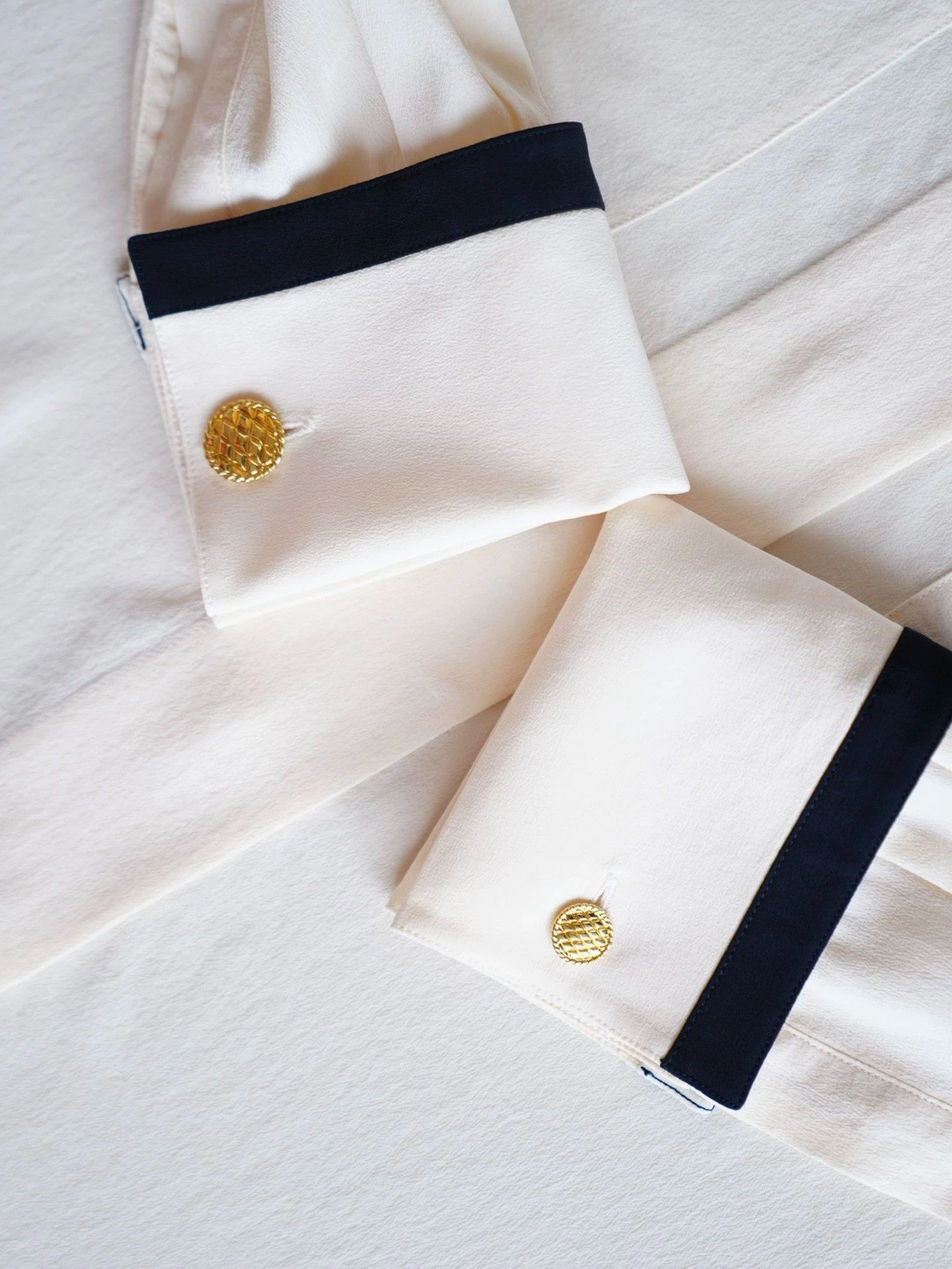 Chanel Chanel Vintage Silk Cream Preppy Shirt with Removable Gold Cufflinks Size S / US 4 / IT 40 - 7 Thumbnail