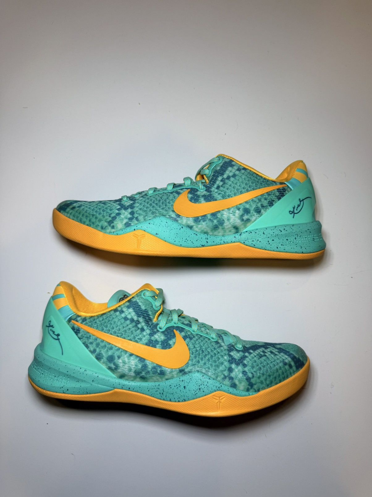 Nike RARE Nike Kobe 8 Green Glow size 8.5 Men 555035 304 Size US 8.5 / EU 41-42 - 2 Thumbnail