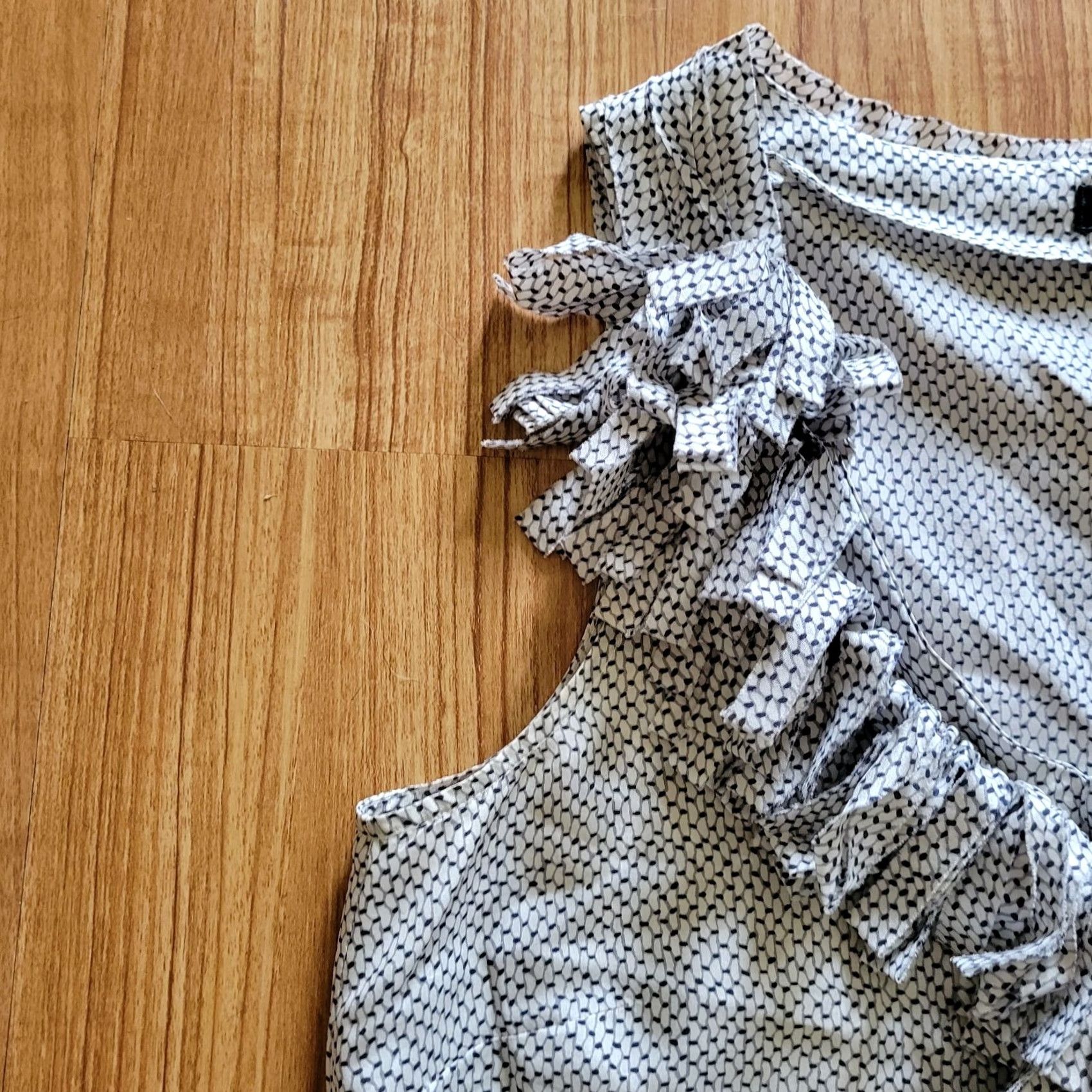 J.Crew J. Crew Shirt Womens Size 0 Black White Pattern Sleeveless Silk Ruffle Neck Top Size XS / US 0-2 / IT 36-38 - 4 Thumbnail
