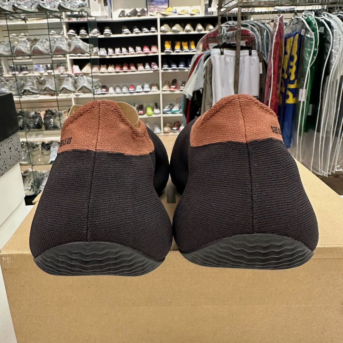 Adidas Size 8.5 - adidas Yeezy Knit Runner Carbon Brown 2022 GY1759 Size US 8.5 / EU 41-42 - 3 Thumbnail