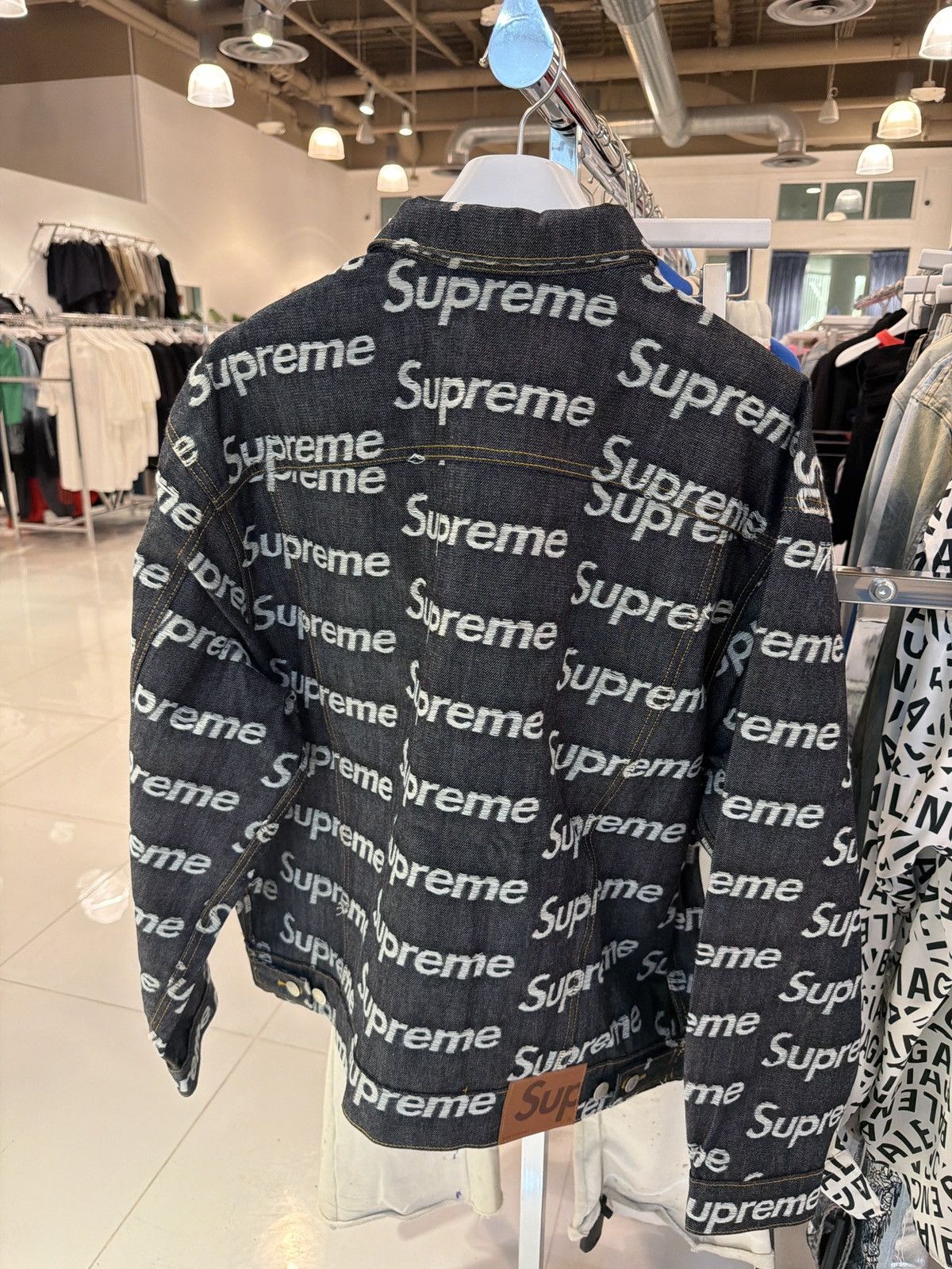 Supreme Supreme Jacquard Logo Denim Trucker Jacket Size US L / EU 52-54 / 3 - 2 Thumbnail