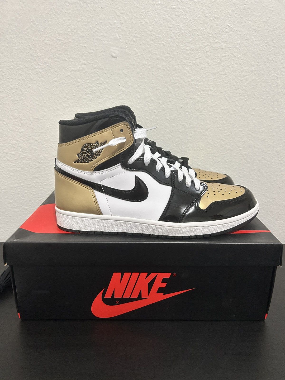 Jordan Brand Jordan 1 Gold Toe Size US 10 / EU 43 - 3 Thumbnail