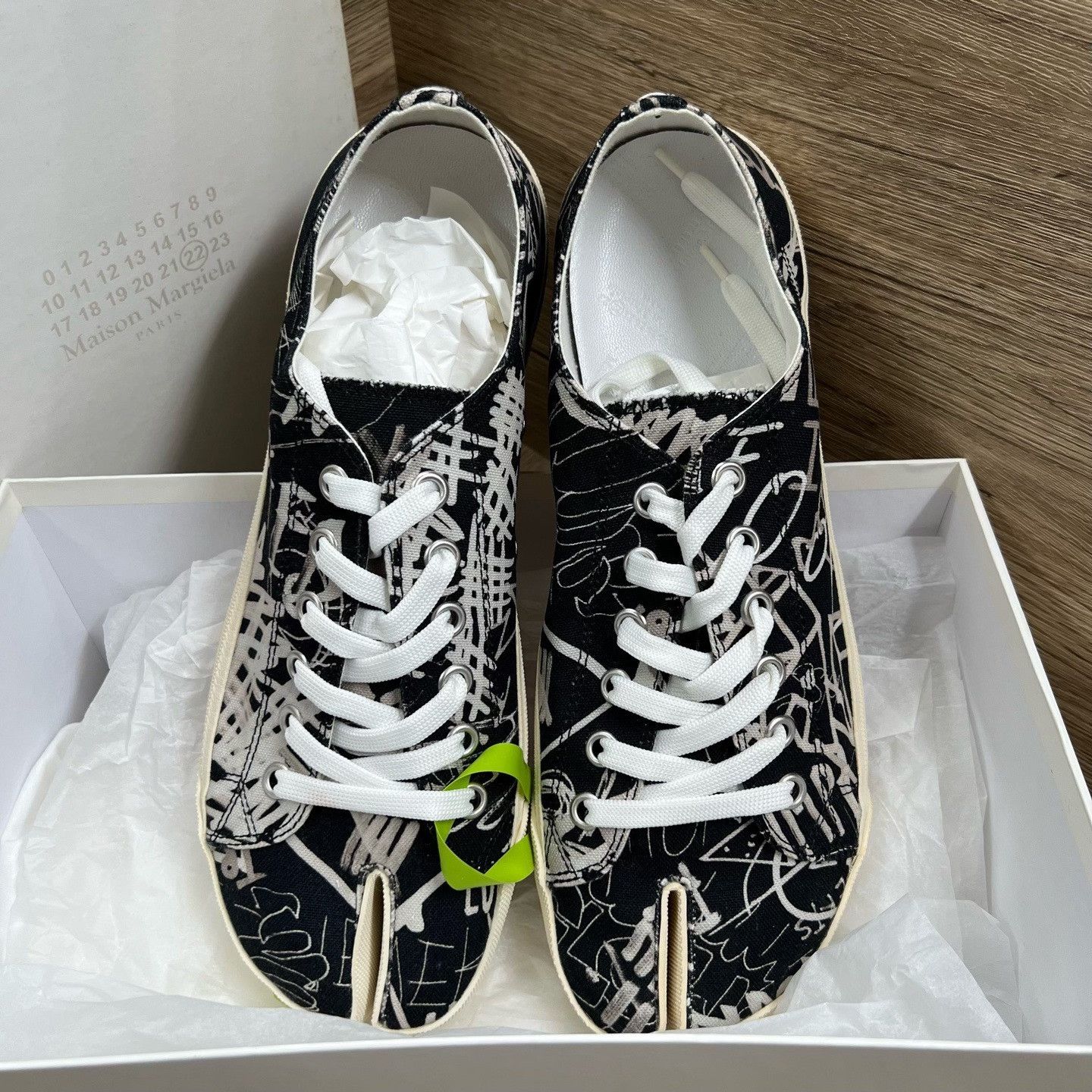 Maison Margiela Maison Margiela Black Lowtop Sneakers 8 Men Size US 8 / EU 41 - 1 Thumbnail