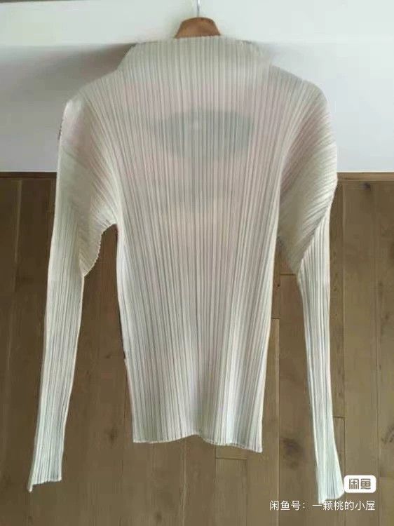 Issey Miyake Issey Miyake A pinkish-gray ice cream pleated top Size S / US 4 / IT 40 - 3 Thumbnail