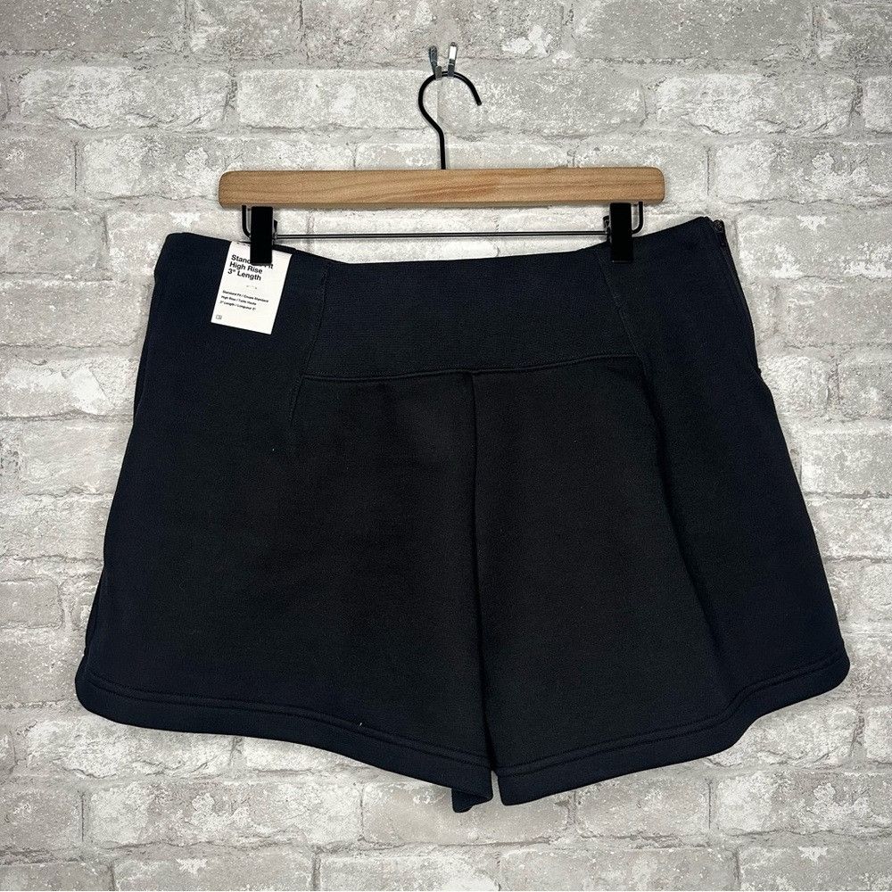 Nike Nike Women's Tech Fleece High Waisted 3” Pleated Shorts NWT Size 38" / US 16 / IT 52 - 11 Thumbnail
