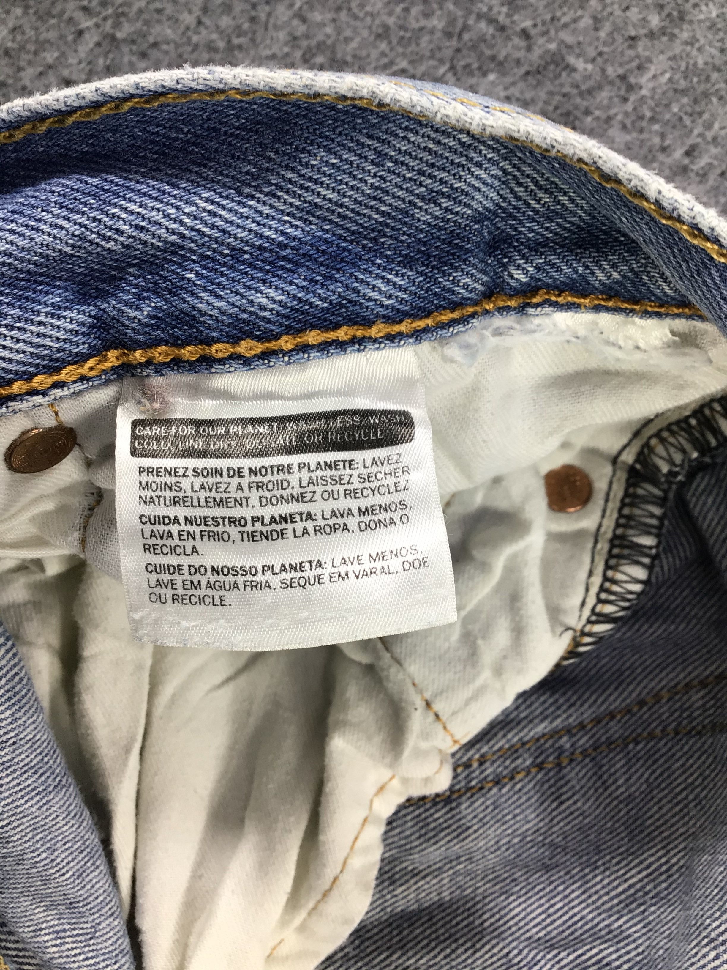 Levi's Vintage Levi's 501 Jeans Medium Wash Denim KJ181 Size US 35 - 10 Thumbnail