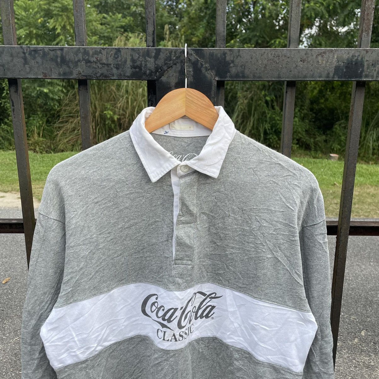 Coca Cola × GU 🔥Coca Cola Classic Big Spellout Polos Rugby Shirts Size US L / EU 52-54 / 3 - 3 Thumbnail