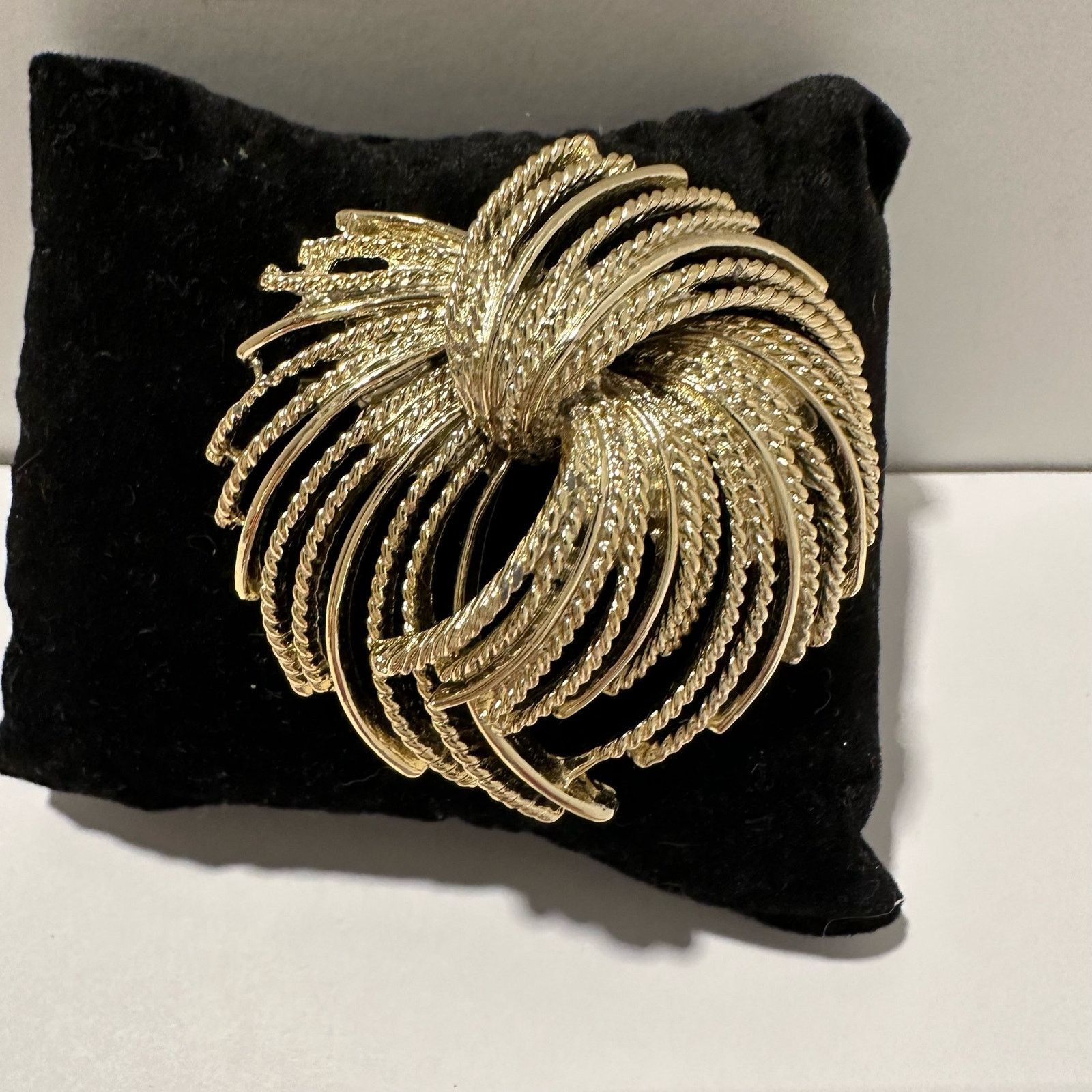 Vintage Vintage Flower Atomic Gold Tone Swirl Splash Brooch Costume Size ONE SIZE - 2 Thumbnail