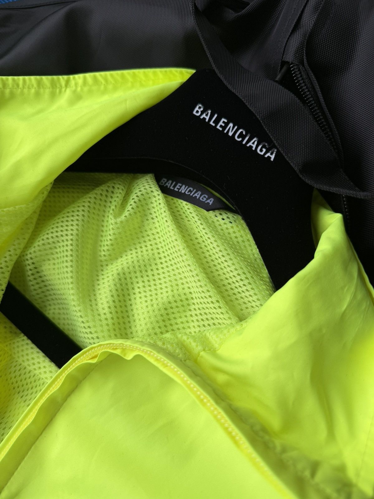 Balenciaga Balenciaga Sporty B Neon yellow windbreaker jacket Size US S / EU 44-46 / 1 - 7 Thumbnail