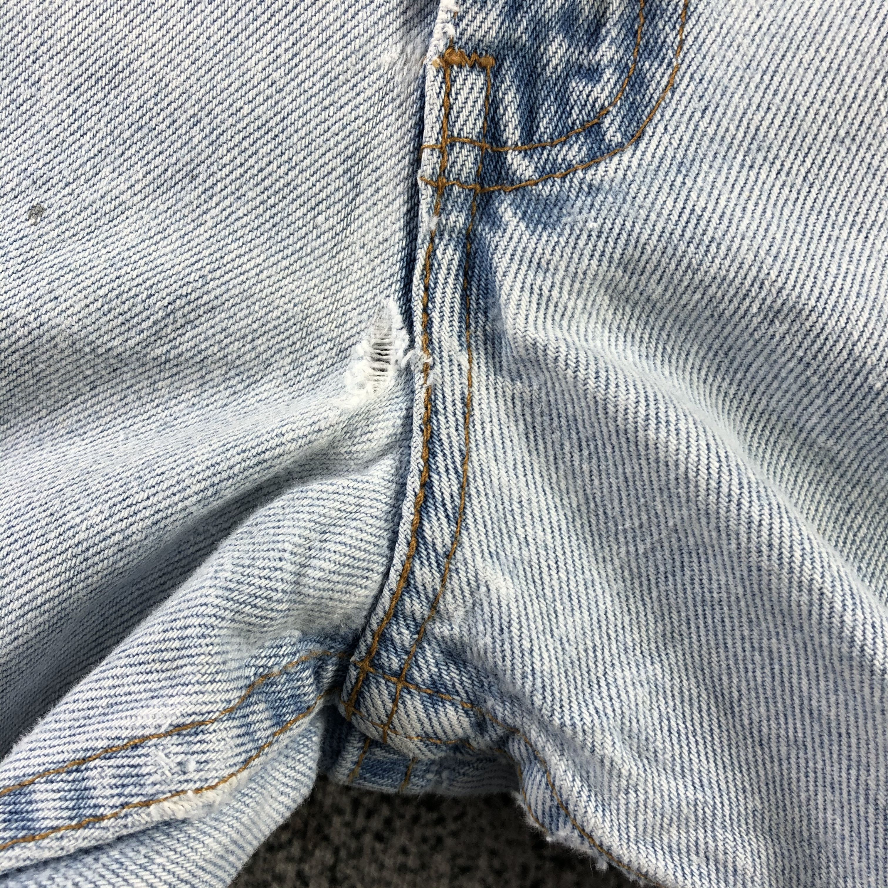 Levi's Vintage 90s Levis 550 Jeans Lightwash Denim KJ1376 Size US 35 - 10 Thumbnail