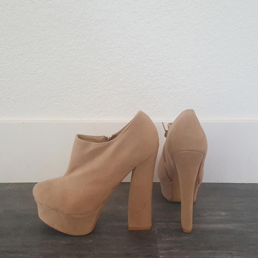 Designer Nude Side Zip Yoki Booties Size US 8 / IT 38 - 1 Thumbnail