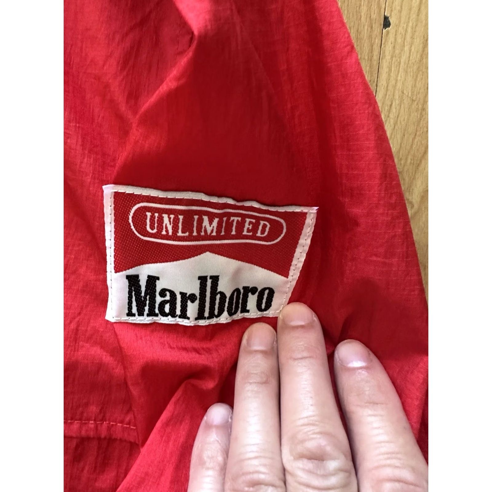 Marlboro VINTAGE Marlboro Jacket Windbreaker L Red 90s Logo Zip Pockets Packable NWT Flaws Mens Size US L / EU 52-54 / 3 - 7 Thumbnail