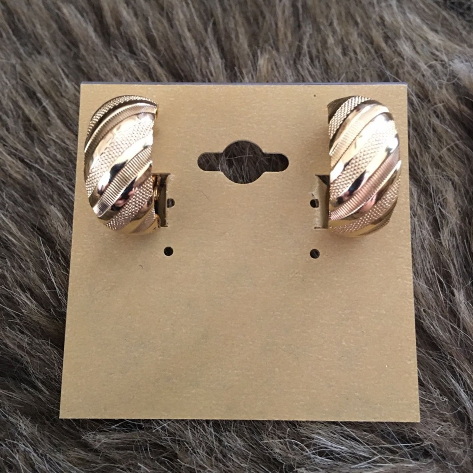 Vintage Vintage gold tone textured hoop screw back clips Size ONE SIZE - 2 Thumbnail