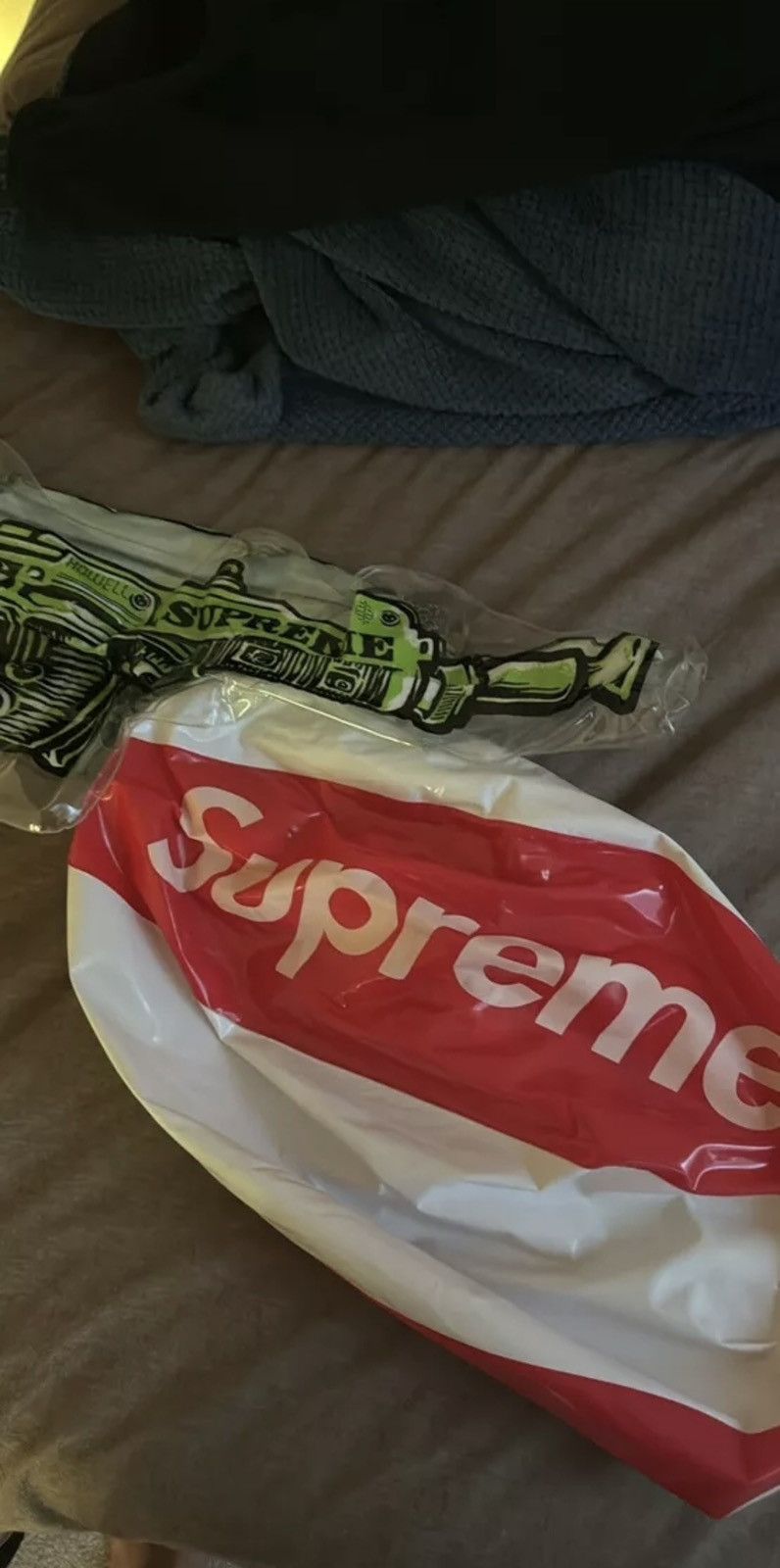 Supreme Supreme Beach Balm and Inflatable Gun set Size ONE SIZE - 1 Preview