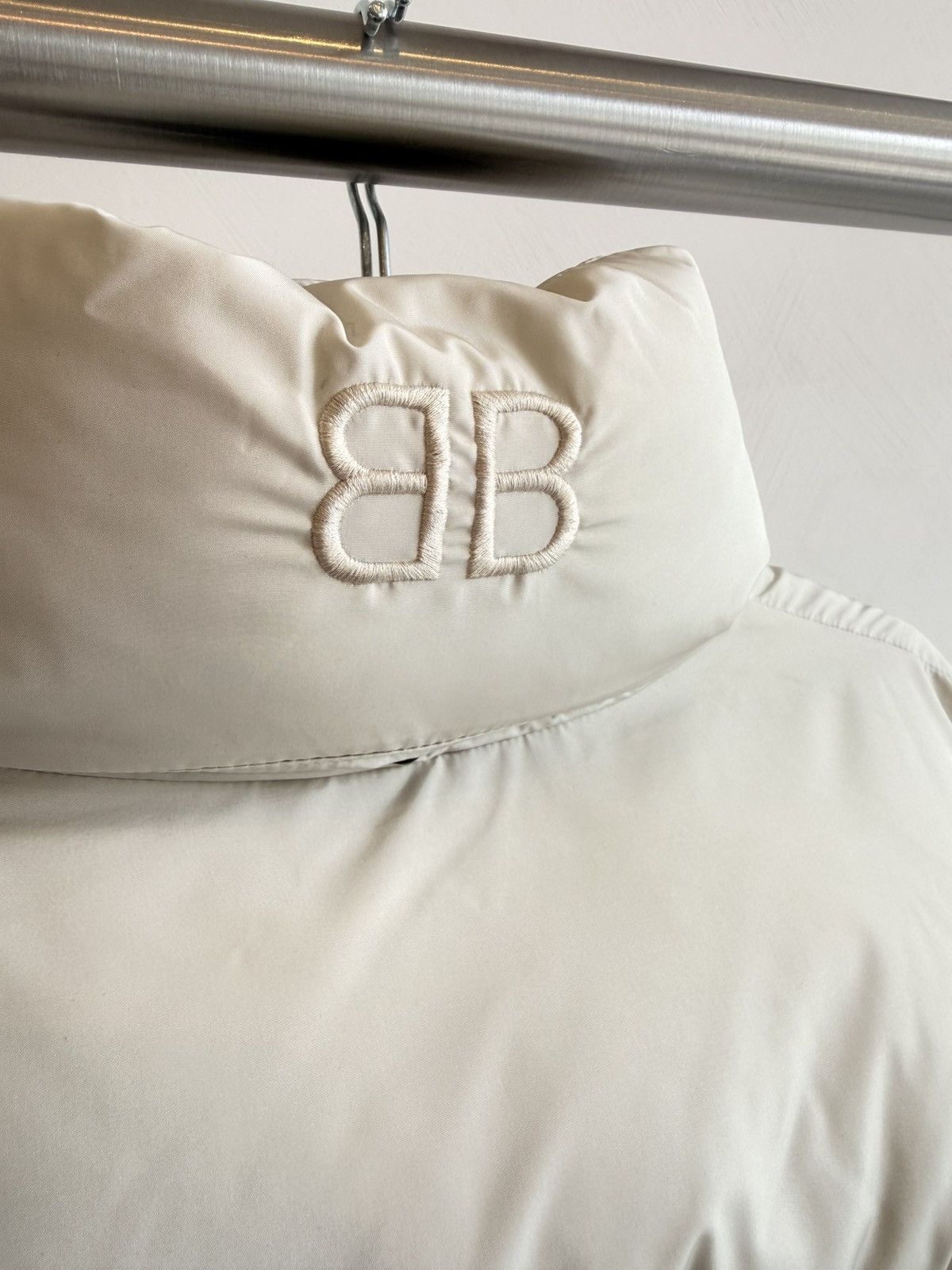 Balenciaga NWT Balenciaga Beige Down BB Logo Cropped Puffer Jacket FR38 Size S / US 4 / IT 40 - 6 Thumbnail