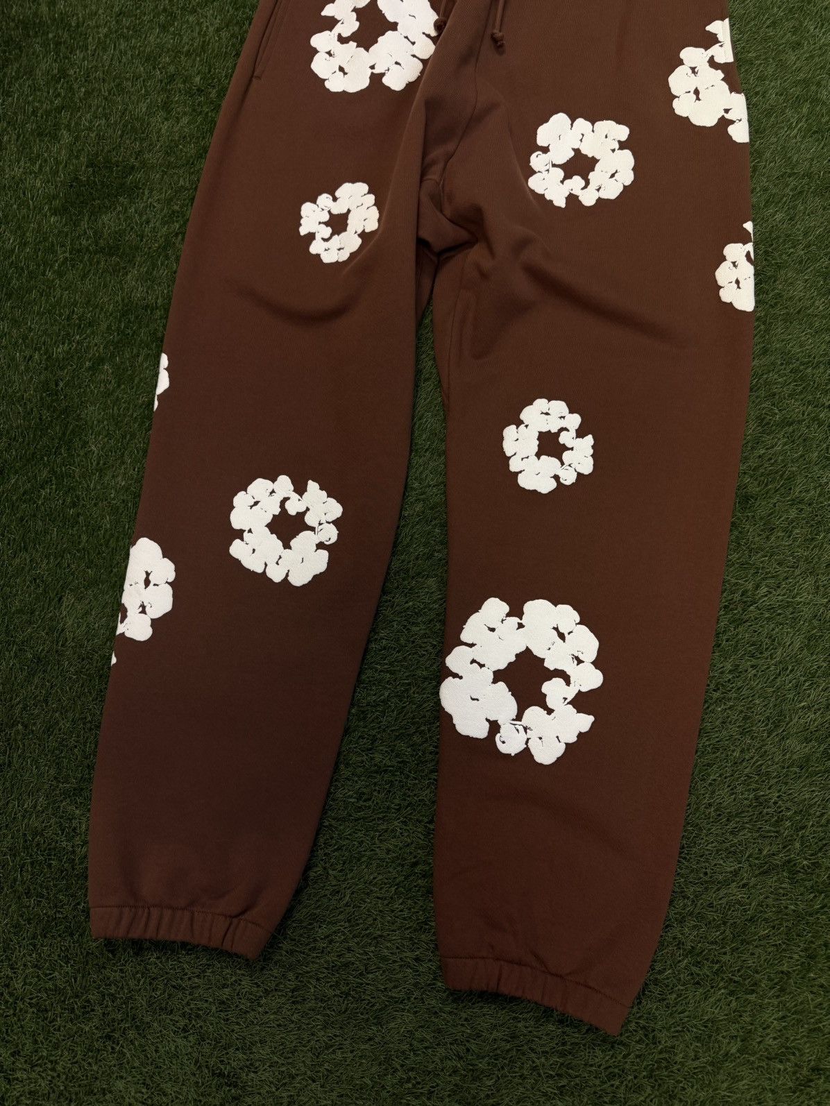 DENIM TEARS Denim Tears Cotton Wreath Sweatpants Size XL (NEW) Size US 34 / EU 50 - 2 Thumbnail