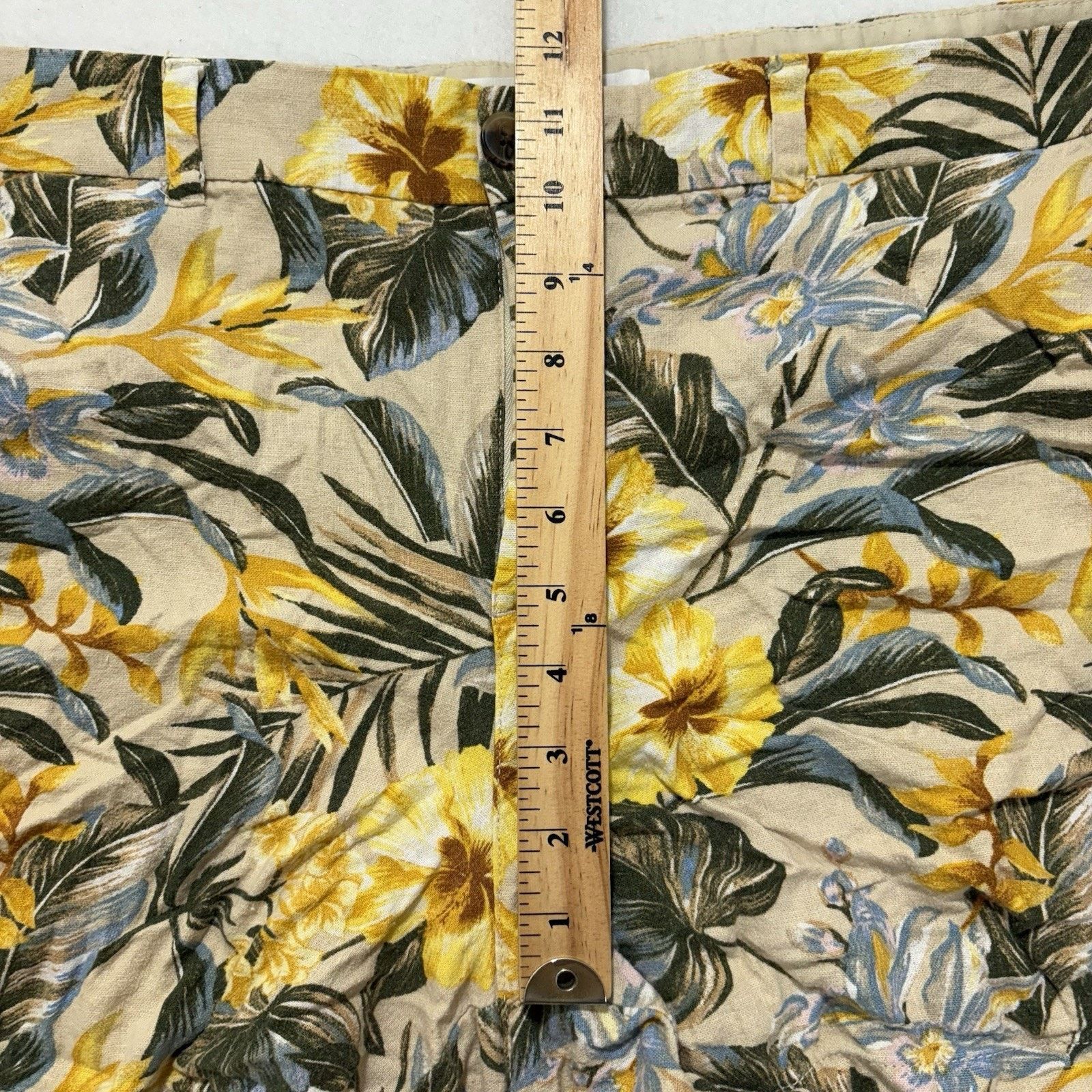Old Navy Old Navy 20 Everyday Shorts 5" Inseam Yellow Hawaiian Floral Size 42" / US 20 - 9 Thumbnail