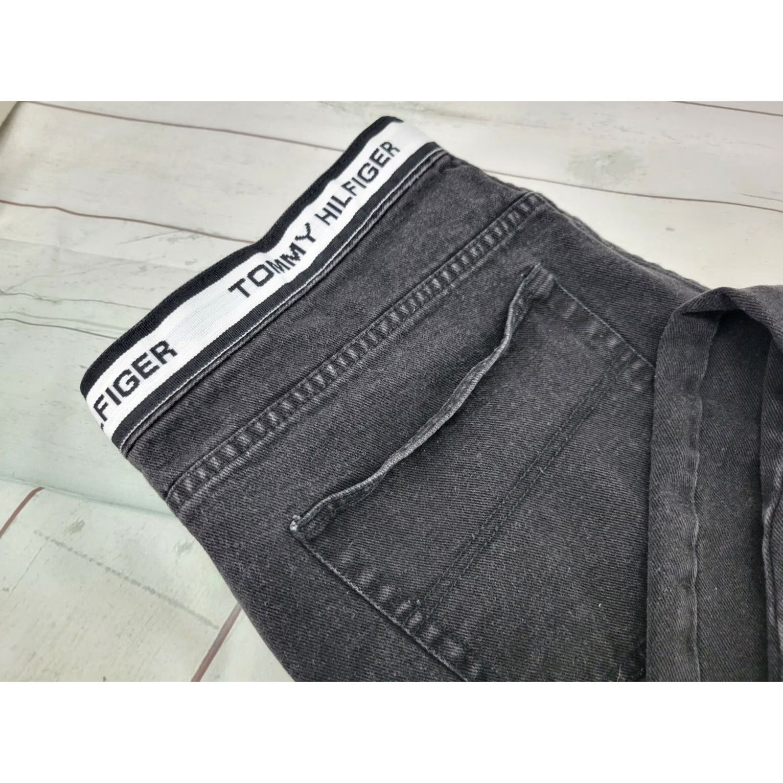 Tommy Hilfiger VINTAGE Tommy Hilfiger Jeans Bermuda 5-Pocket Denim Black 42x30 Mens Regular 90s Spell Out Waistband Stretch Size US 42 / EU 58 - 6 Thumbnail