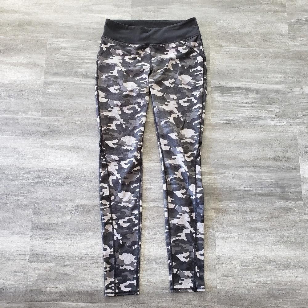 Fabletics Grey Black Camo Fabletics Fitted Athletic Legging Size 28" / US 6 / IT 42 - 1 Thumbnail