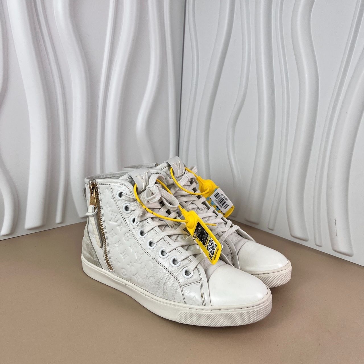 Louis Vuitton Louis Vuitton White High Top Sneakers Ladies Size 35.5 Leath Size US 5 / IT 35 - 9 Thumbnail