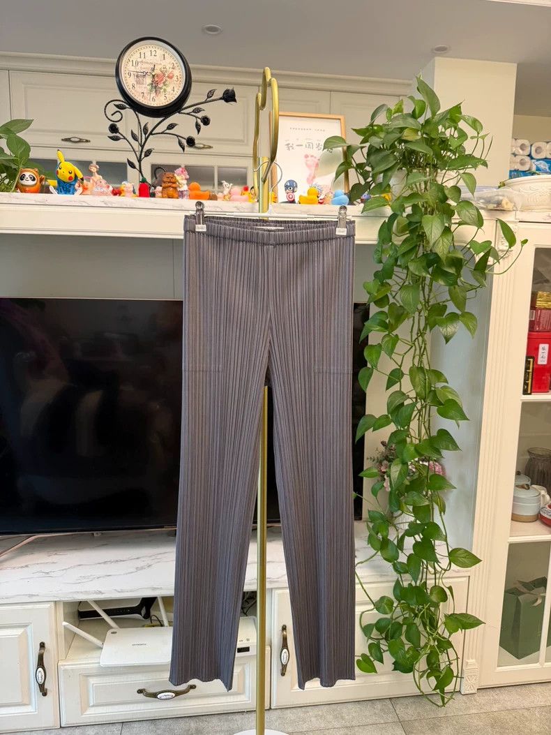 Issey Miyake Issey Miyake size:4 Dark grey pleated trousers Size 31" - 1 Thumbnail