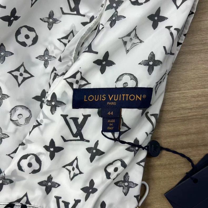 Louis Vuitton Louis Vuitton Full White Logo Hooded Jacket Size US S / EU 44-46 / 1 - 3 Thumbnail