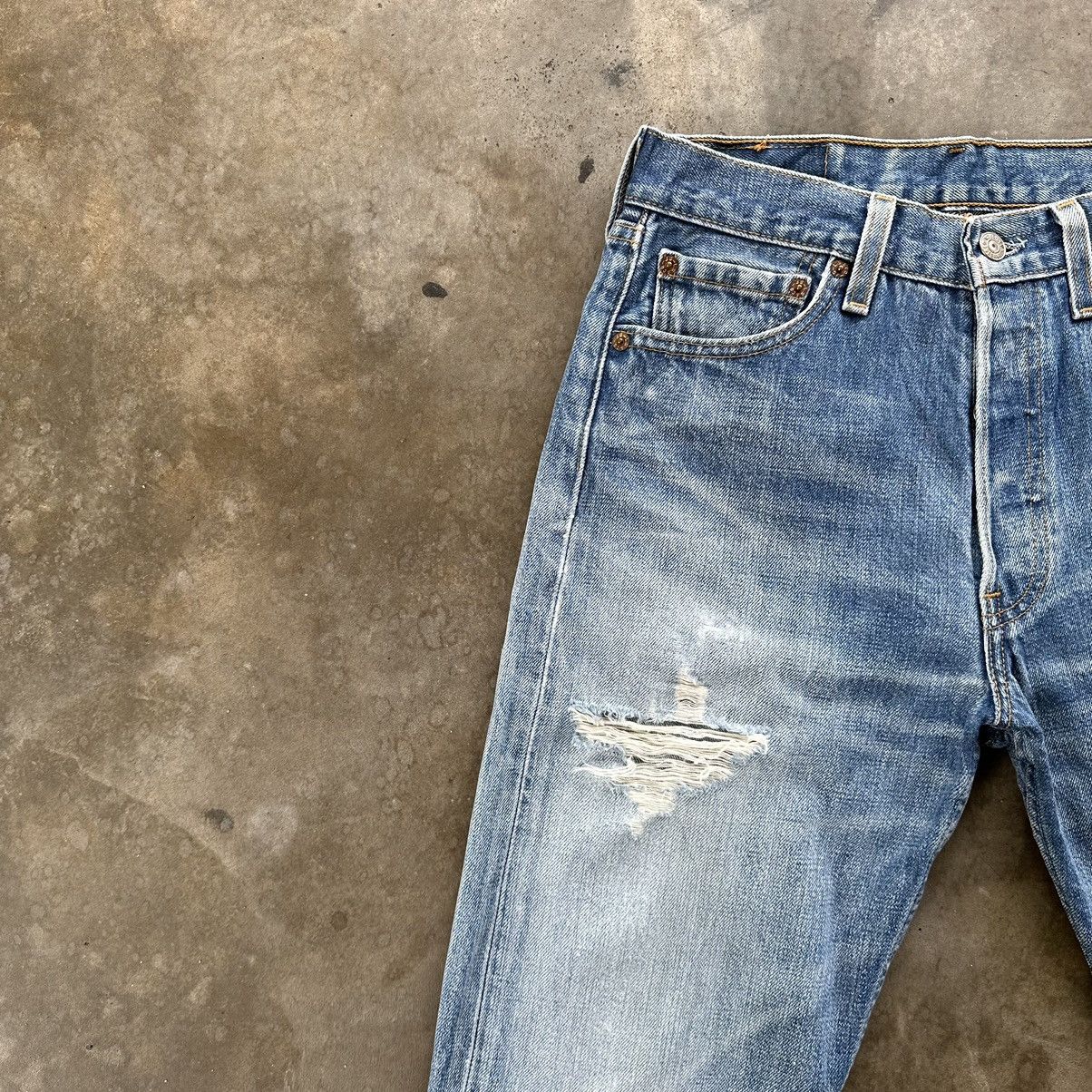 Levi's Vintage Levi’s 501 Distressed Denim Faded Jean Pant W28 Size US 28 / EU 44 - 4 Thumbnail