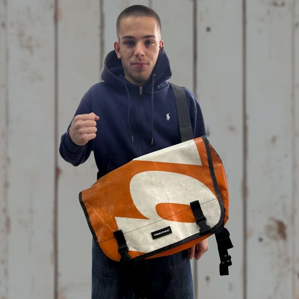 Freitag F40 JAMIE HIPBAG Small Messenger Bag 1of1 Black Bordo
