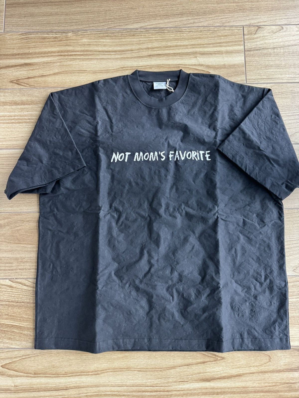 Vetements VETEMENTS Metalized Wrinkled 'Not Mom's Favorite' T-shirt Size US L / EU 52-54 / 3 - 1 Thumbnail
